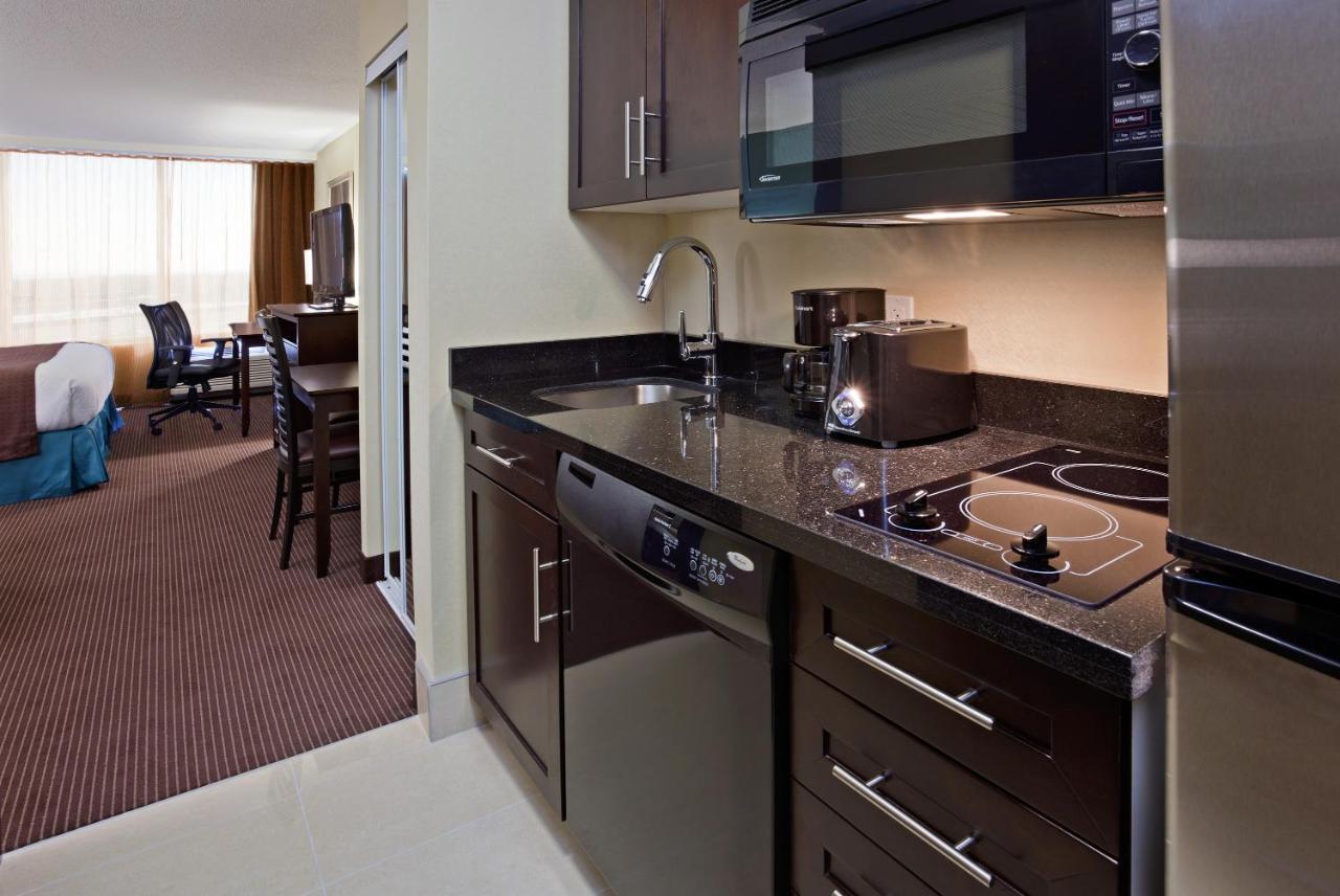 Doubletree By Hilton Pointe Claire Montreal Airport West Hotel Exterior photo