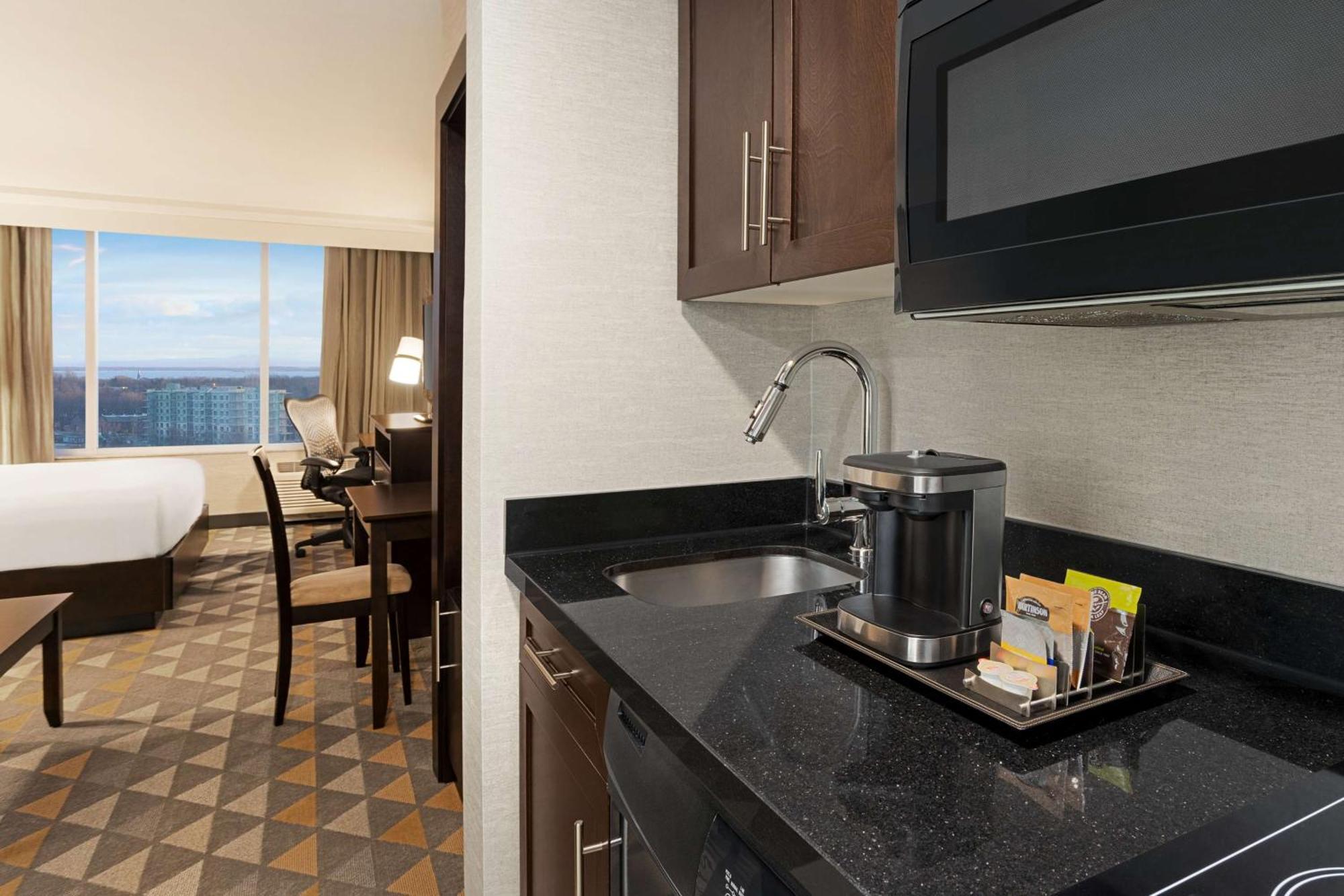 Doubletree By Hilton Pointe Claire Montreal Airport West Hotel Exterior photo