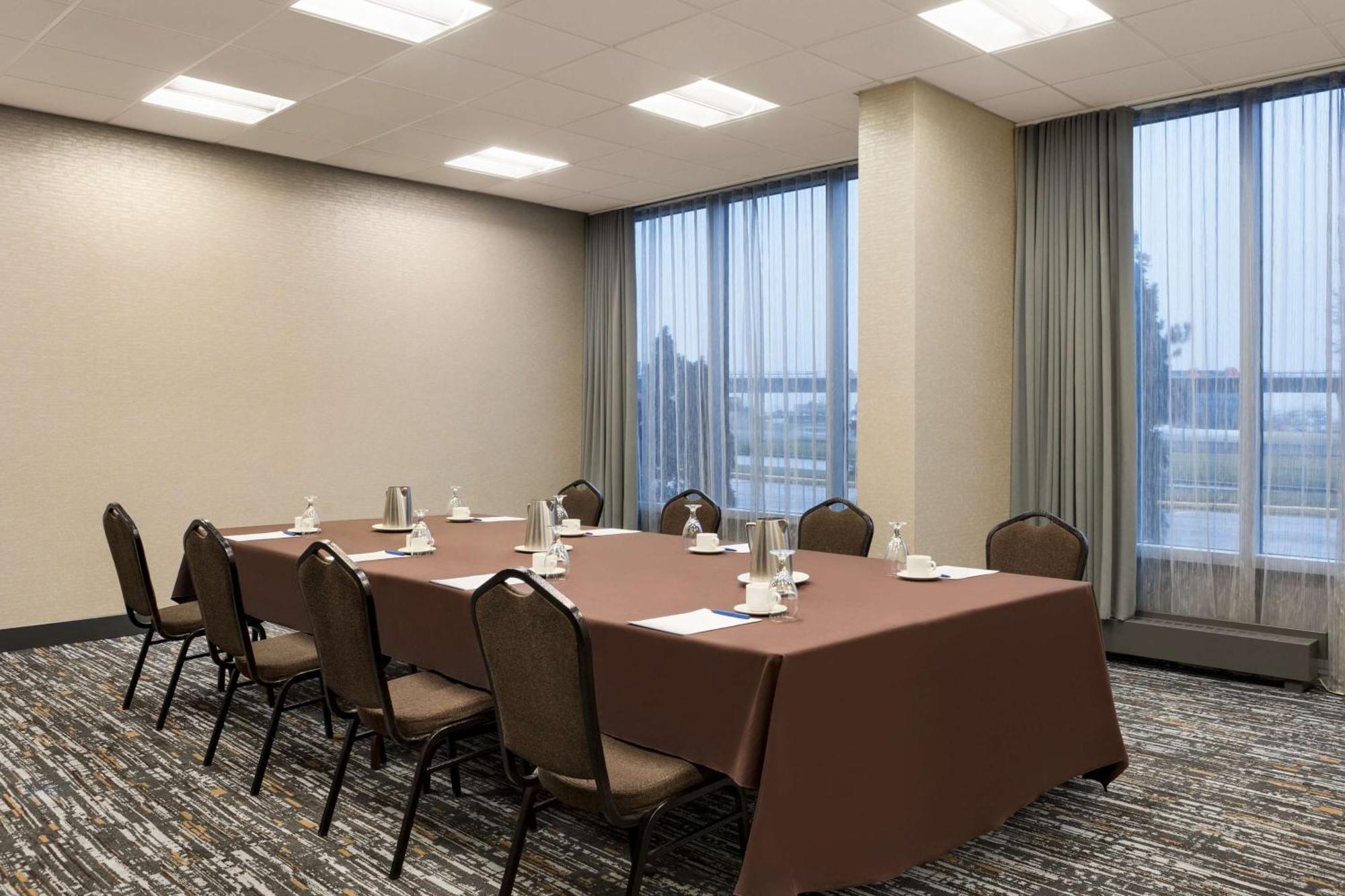 Doubletree By Hilton Pointe Claire Montreal Airport West Hotel Exterior photo
