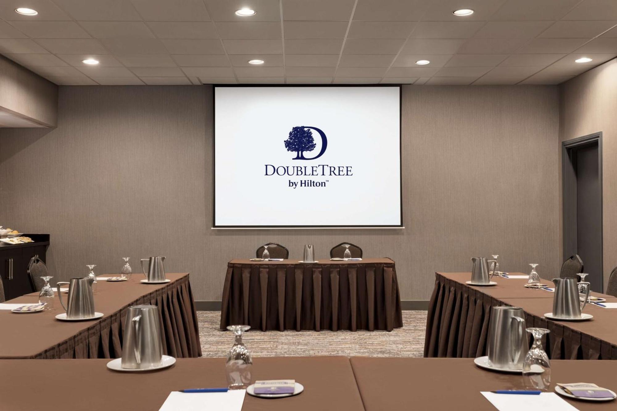 Doubletree By Hilton Pointe Claire Montreal Airport West Hotel Exterior photo