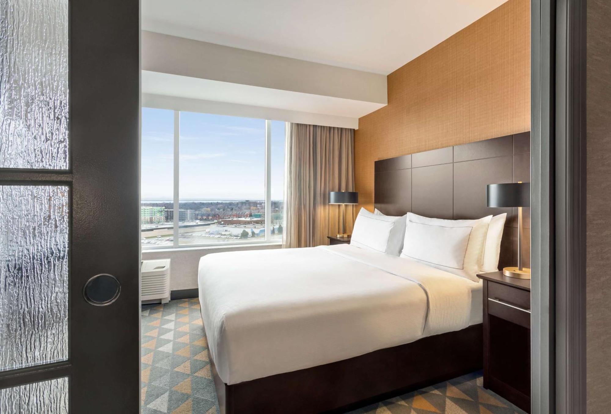 Doubletree By Hilton Pointe Claire Montreal Airport West Hotel Exterior photo