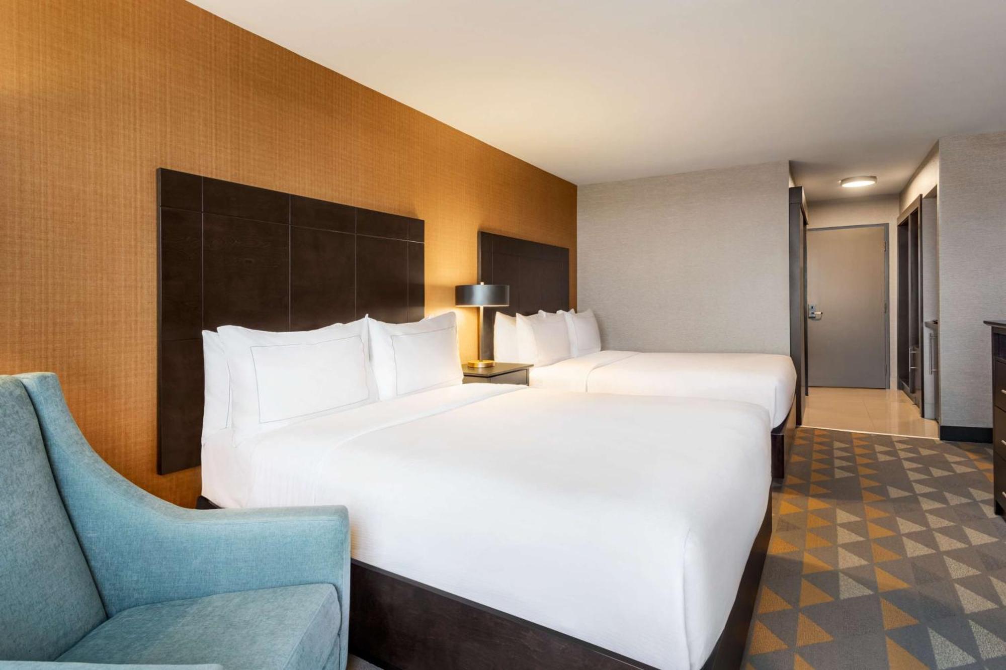 Doubletree By Hilton Pointe Claire Montreal Airport West Hotel Exterior photo