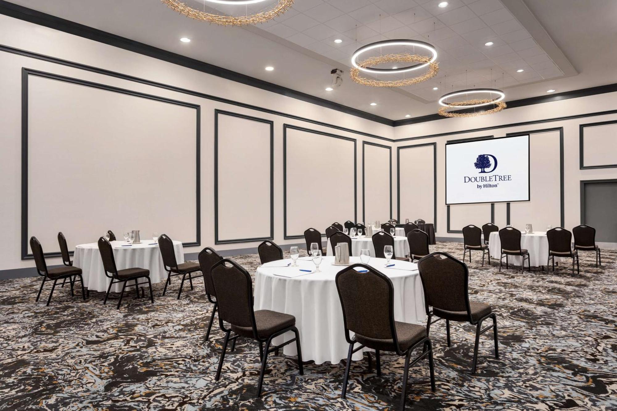 Doubletree By Hilton Pointe Claire Montreal Airport West Hotel Exterior photo