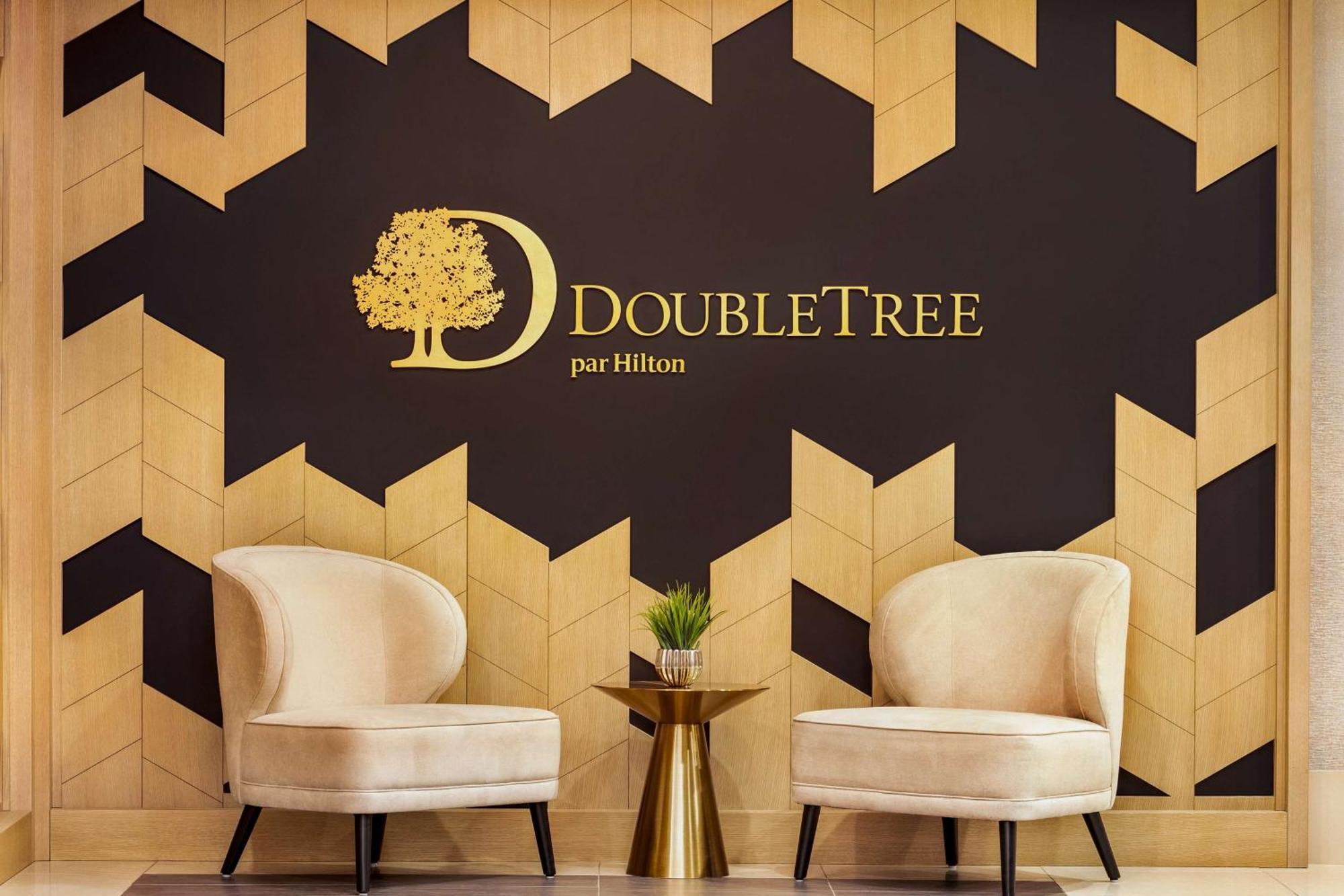 Doubletree By Hilton Pointe Claire Montreal Airport West Hotel Exterior photo