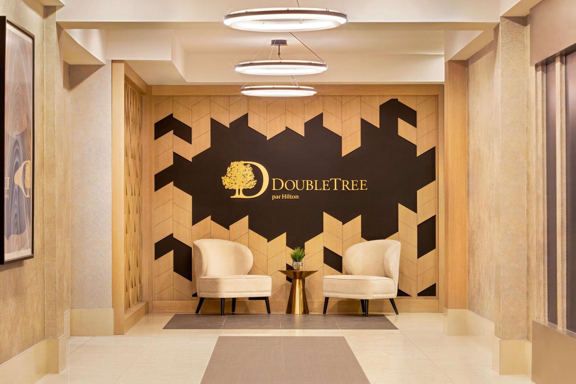 Doubletree By Hilton Pointe Claire Montreal Airport West Hotel Exterior photo